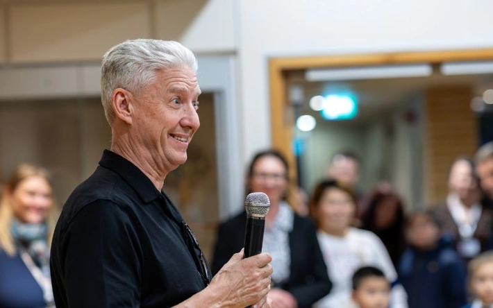 Author Kes Gray giving a talk